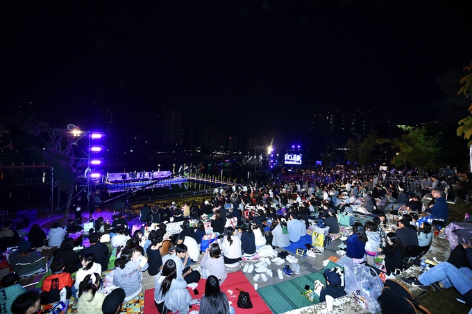 김포 라비니체 축제에 많은 인파가 몰려 공연을 관람하고 있다. (사진 =김포시 제공)