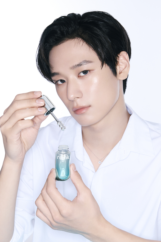 셀 더마 뷰티 브랜드 리엔케이(re:nk)가 W컨셉 입점을 기념해 신제품 콜라겐 미드샷 앰플을 단독 특가로 선보이고, 브랜드 모델 더보이즈 주연 팬사인회 응모 이벤트를 진행한다. (사진=리엔케이 제공)