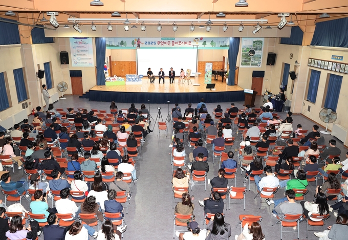 이영훈 미추홀구청장은 최근 청사 대회의실에서 시티오시엘 입주민들과 '무엇이든 물어보시티오' 참여형 토크 콘서트를 진행했다. ( 사진 = 미추홀구 제공 )