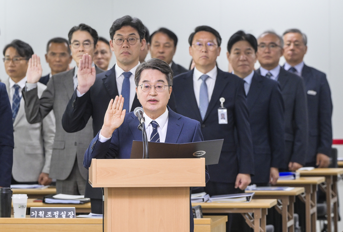 김동연 경기도지사가 20일 경기도청에서 열린 국회 국토교통위원회의 경기도에 대한 국정감사에서 선서하고 있다. (사진=연합뉴스)