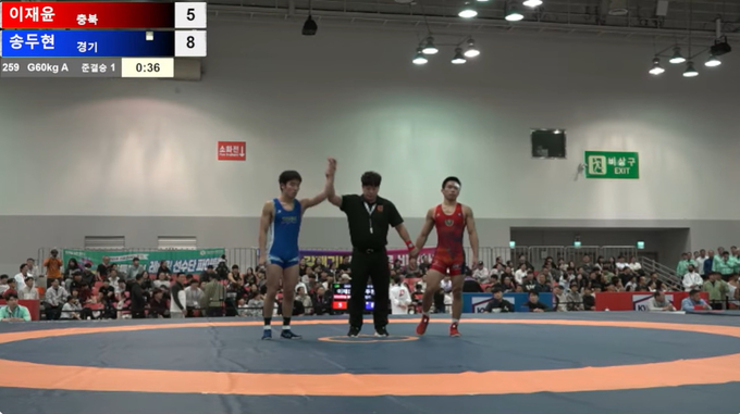 19일 부산시 벡스코 제2전시장에서 열린 '제106회 전국체육대회' 레슬링 남자 18세 이하부 그레코로만형 60㎏급 송두현(안산 G-스포츠클럽), 이재윤(충북체고)의 준결승 경기. 충북 지도자가 경기 포기 의사를 밝혀 주심이 송두현의 승리를 선언하고 있다. (사진=대한레슬링협회 유튜브 갈무리)