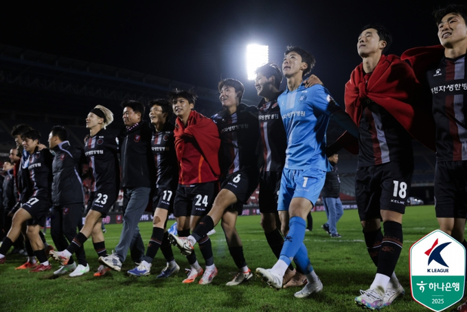 부천FC1995 선수들이 승리 세레모니를 하고 있다. (사진=한국프로축구연맹 제공)