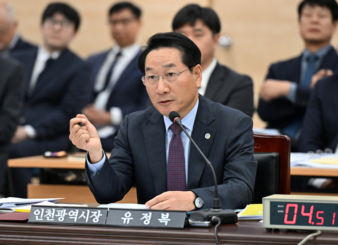 20일 인천시청 대회의실에서 열린 ‘2025년 국회 행정안전위원회 국정감사’에서 유정복 인천시장이 질의에 대한 답변을 진행하고 있다. ( 사진=인천시 제공 )