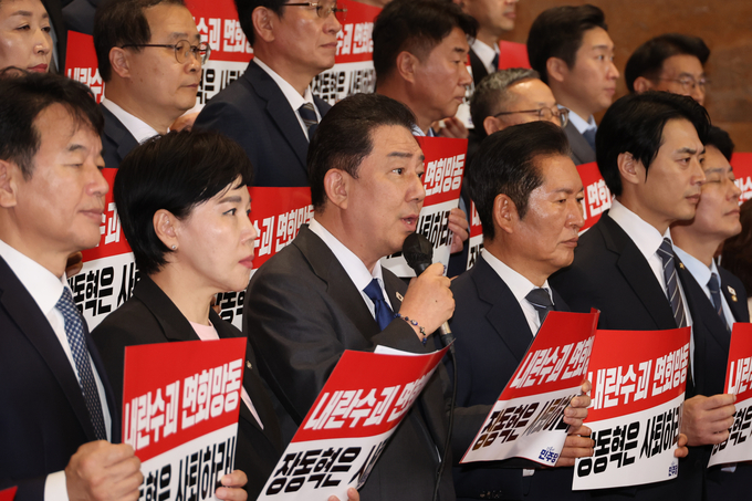 김병기 더불어민주당 원내대표가 20일 국회에서 윤석열 전 대통령을 면회한 장동혁 국민의힘 대표를 규탄하고 있다. (사진=연합뉴스)