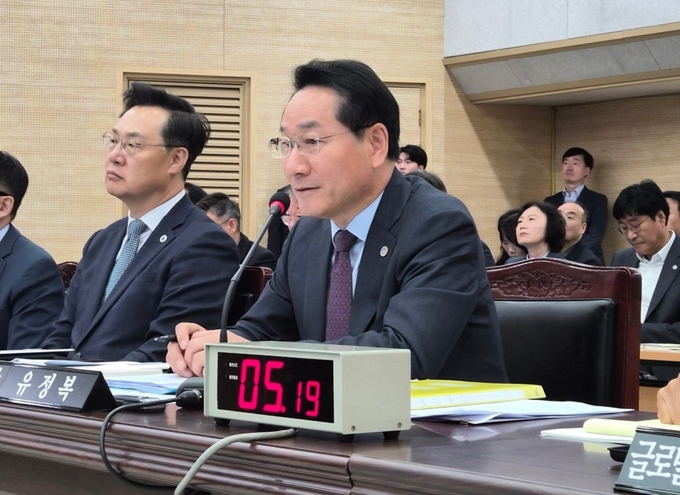 유정복 인천광역시장이 20일 시청 대회의실에서 열린 '2025년 국회 행정안전위원회 국정감사'에서 의원들의 질문에 답변하고 있다. ( 사진=정진영 기자 )