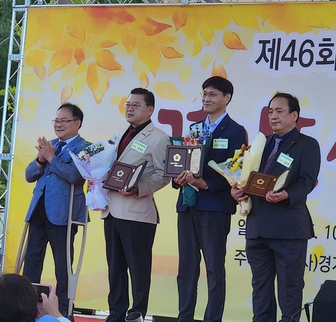 양평군시각장애인플러스지원센터는 임청우 운영위원장(양평희망나누미 회장, 초록영농법인 대표)이 지난 16일 의왕시 왕송호수공원 잔디광장에서 열린 '제46회 흰 지팡이의 날 기념식'에서 공로상을 수상했다. (사진=양평군 제공)