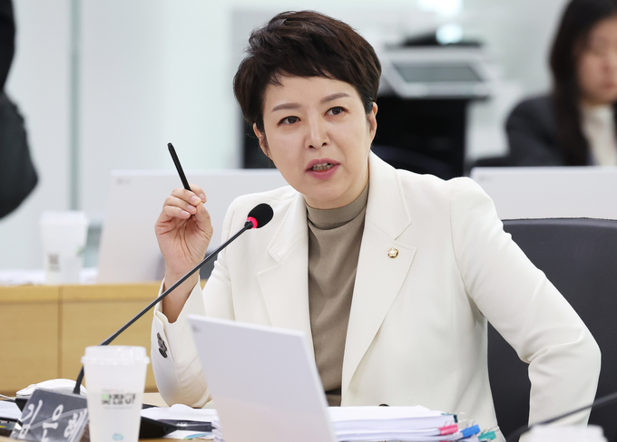 김은혜(국힘·성남분당을) 의원이 20일 경기도청에서 열린 국회 국토교통위원회의 경기도에 대한 국정감사에서 질의하고 있다. (사진=연합뉴스)