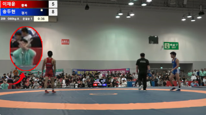 19일 부산시 벡스코 제2전시장에서 열린 '제106회 전국체육대회' 레슬링 남자 18세 이하부 그레코로만형 60㎏급 송두현(안산 G-스포츠클럽), 이재윤(충북체고)의 준결승 경기. 충북 세컨(왼쪽 아래)에서 경기 포기 의사인 X를 그리고 있다. (사진=대한레슬링협회 유튜브 갈무리)