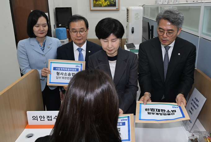 백혜련 더불어민주당 사법개혁특별위원장과 위원들이 20일 국회 의안과에 사법개혁안 관련 법안을 제출하고 있다. (사진=연합뉴스)