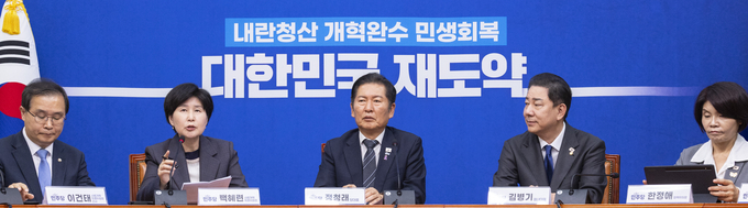 백혜련 더불어민주당 사법개혁특별위원회 위원장(왼쪽에서 두번째)과 이건태 간사(맨왼쪽)가 20일 국회에서 열린 사법개혁특별위원회 사법개혁안 발표에 참석해 개혁안의 구체적 내용을 밝히고 있다. (사진=연합뉴스)