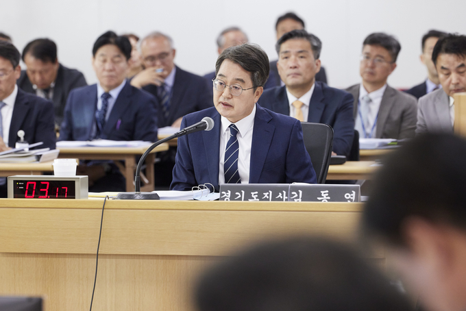 김동연 경기도지사가 20일 오전 경기도청 4층 율곡홀에서 열린 2025 국토교통위원회 국정감사에서 국토교통위원의 질의를 듣고 있다. (사진=경기도 제공)