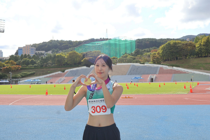 20일 부산아시아드경기장에서 열린 '제106회 전국체육대회' 4일째 육상 여자일반부 200m에서 우승을 차지한 김소은(가평군청)이 기념사진을 찍고 있다. (사진=가평군청 육상팀 제공)