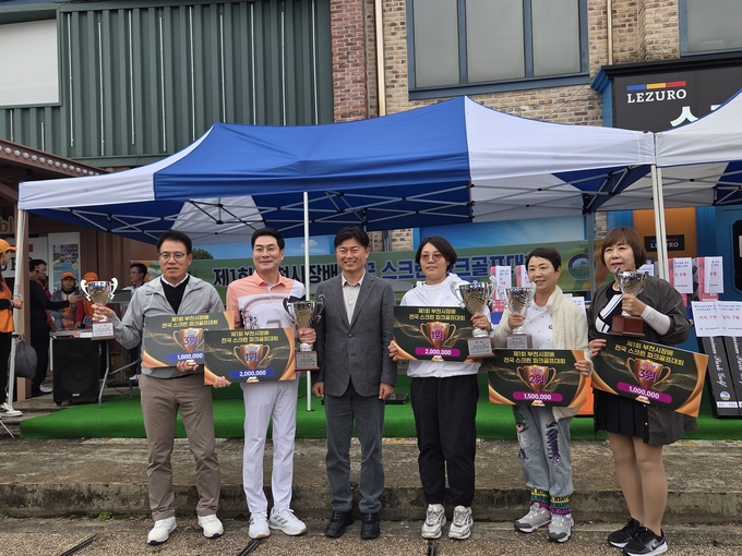 조용익 부천시장이 상위입상자들과 기념촬영을 하고 있다. (사진=부천시 제공)