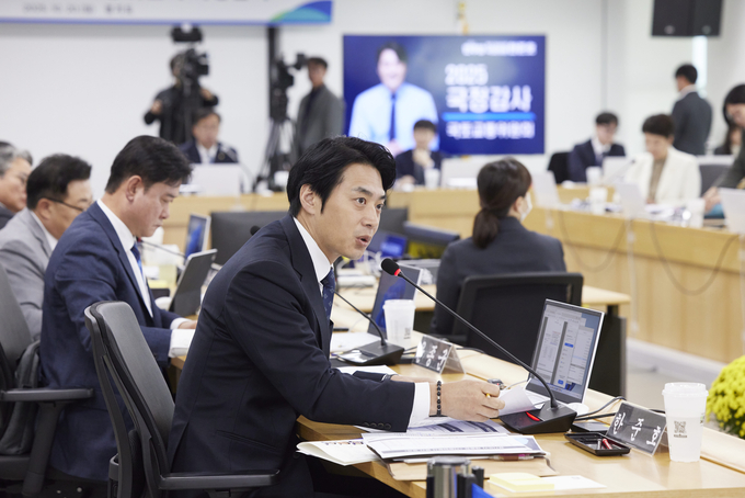 한준호(고양을) 더불어민주당 의원이 20일 오전 경기도청 4층 율곡홀에서 열린 2025 국토교통위원회 국정감사에서 질의를 하고 있다. (사진=경기도 제공)
