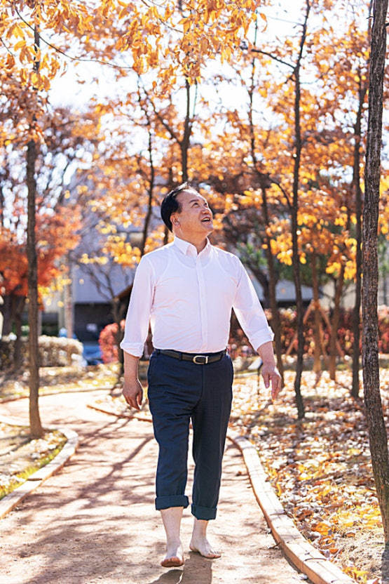 이권재 오산시장이 시민들의 힐링을 위한 맨발황톳길 9개소를 조성했다. (사진= 오산세 제공)