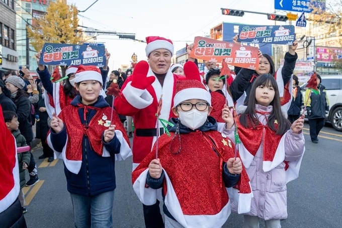 이권재 오산시장이 겨울철 랜드마크형 축제 '오(oh)! 해피 산타마켓 축제'로 지역경제에 새로운 힘을 불어 넣고 있다. (사진=오산시 제공)