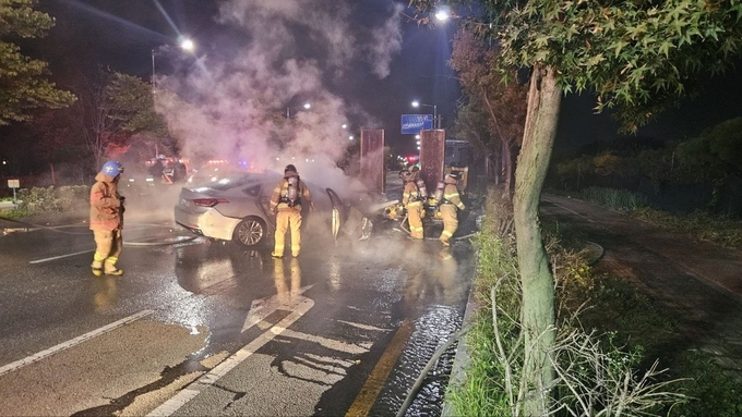  21일 수원시 권선구 고색동 편도 3차선 도로에서 승용차량이 트레일러 화물차와 추돌하는 사고가 발생했다. (사진=경기도소방재난본부 제공)