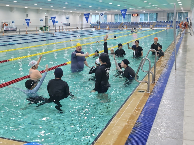 RCY 단원들이 수상안전 교육에 참여하고 있다. (사진=대한적십자사 경기도지사 제공)