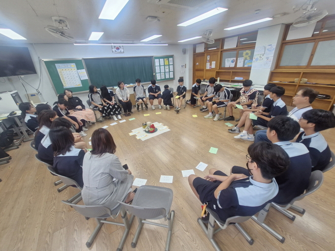 고양시가 청소년을 위한 디지털 문화교육을 추지하고 있는 가운데 지역의 한 중학교 학생들이 ‘밝은학교문화 만들기’ 프로그램에 참여하고 있다. (사진=고양시 제공)<br>
