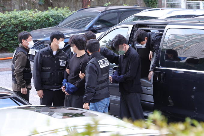 21일 오전 캄보디아 송환 피의자들이 경기도 의정부시 가능동 의정부지방법원에서 구속 전 피의자 심문을 위해 법정으로 이동하고 있다. (사진=연합뉴스)