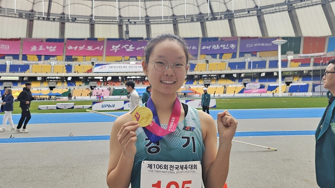 21일 부산아시아드경기장에서 열린 '제106회 전국체육대회' 5일째 육상 여자 18세 이하부 10㎞ 경보에서 대회신기록을 세우며 우승한 권서린(광명 충현고)이 금메달을 들고 환하게 웃고 있다. (사진=유창현 기자)