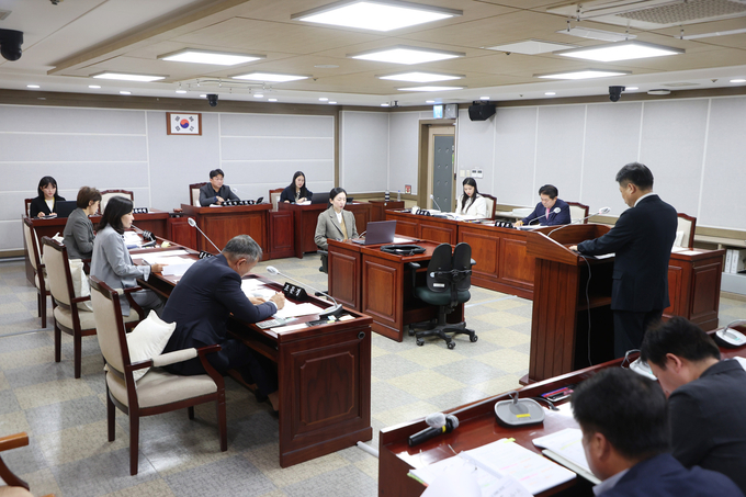 수원시의회 제396회 임시회 회기 중 보건복지위원회 소관 조례안 등 안건 심사가 진행되고 있다. (사진=수원시의회 제공)