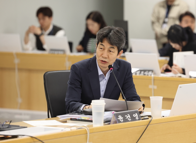 윤건영 더불어민주당 의원이 21일 오전 경기도청 율곡홀에서 열린 국회 행정안전위원회의 경기도 국정감사에서 질의를 하고 있다. (사진=경기도 제공)