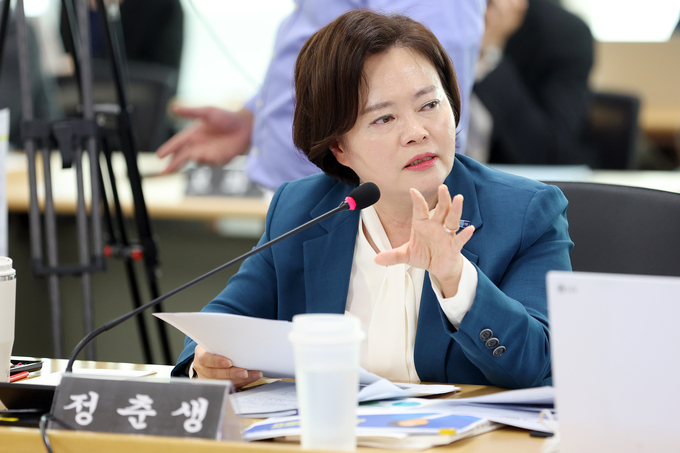 정춘생 조국혁신당 의원이 21일 오전 경기도청 율곡홀에서 열린 국회 행정안전위원회의 경기도 국정감사에서 질의를 하고 있다. (사진=경기도 제공)