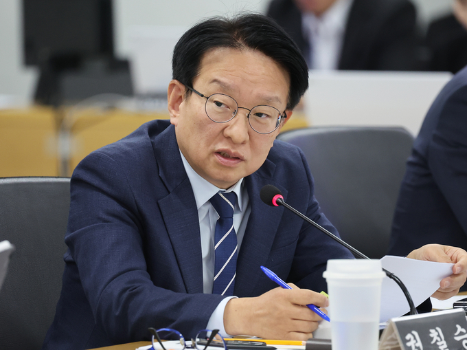 21일 경기도 수원시 영통구 경기도청에서 열린 국회 행정안전위원회의 경기도에 대한 국정감사에서 권칠승 더불어민주당 의원이 질의하고 있다. (사진=연합뉴스)