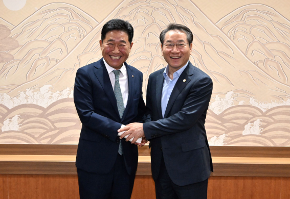 지난 7월 25일 유정복 시장(오른쪽)이 박종범 세계한인경제무역협회 회장(왼쪽)을 만나 오는 27일부터 개최되는 ‘세계한인인경제인대회’ 추진 상황을 점검한 후 기념촬영을 하고 있다. ( 사진 = 인천시 제공 )