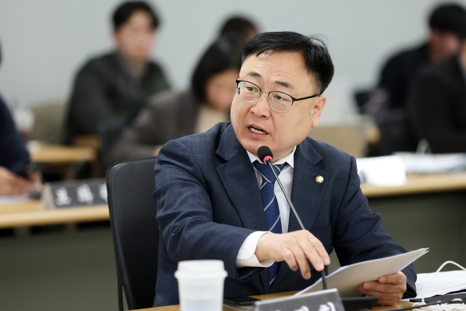 이광희 더불어민주당 의원이 21일 오전 경기도청 4층 율곡홀에서 열린 국회 행정안전위원회의 경기도 국정감사에서 질의를 하고 있다. (사진=경기도 제공)