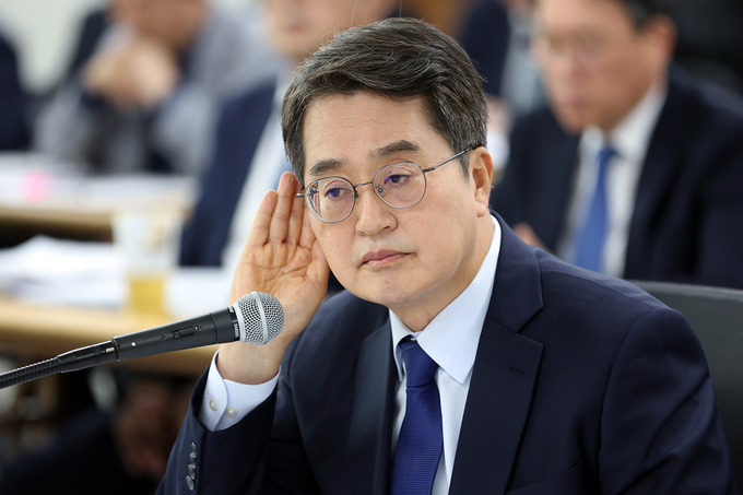 김동연 경기도지사가 21일 오전 경기도청 4층 율곡홀에서 열린 국회 행정안전위원회의 경기도 국정감사에서 의원 질의를 듣고 있다. (사진=경기도 제공)