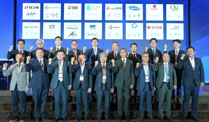 지난 20일 열린 ‘2025 식품산업 ESG 공동실천 선언식’에서 김승언 남양유업 대표집행임원(1열 우측 4번째)과 박진선 한국식품산업협회장(1열 우측 5번째) 등이 기념촬영을 하고 있다. (사진=남양유업 제공)