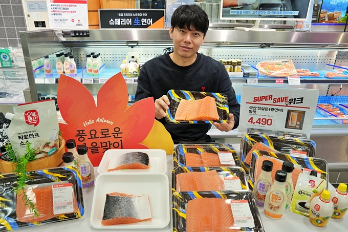 지난 20일 서울시 송파구에 위치한 롯데마트 제타플렉스 잠실점 수산 코너에서 조성연 롯데마트·슈퍼 수산팀 MD가 국산 연어를 홍보하고 있다. (사진=롯데마트 제공)