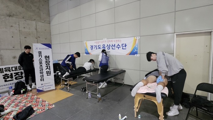 21일 부산아시아드경기장에서 열린 '제106회 전국체육대회' 육상 종목에 출전하는 경기도 선수단이 경기스포츠과학센터의 현장지원을 받고 있다. (사진=유창현 기자)