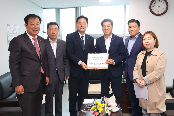 경기도의회 여야 의원들이 21일 경기도청에서 신정훈 국회 행정안전위원장에게 ‘지방의회 제도개선을 위한 지방의회법 제정 건의안’을 전달하고 있다. 경기도의회 임상오(국힘·동두천2) 안전행정위원장과 이용호(비례) 국민의힘 총괄수석부대표, 최종현(수원7) 더불어민주당 대표의원, 신정훈 위원장, 경기도의회 이한국(파주4) 국민의힘 수석정책위원장, 전자영(용인4) 더불어민주당 수석대변인. (사진=경기도의회 제공)