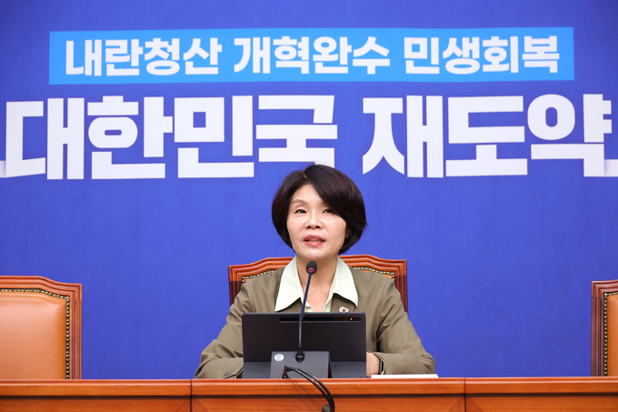 한정애 더불어민주당 정책위의장이 21일 국회에서 주택시장안정화TF 명단 발표 및 부동산 대책 관련 기자회견을 하고 있다. (사진=연합뉴스)