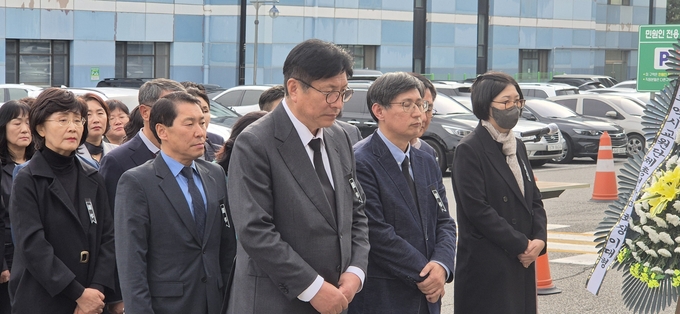 도성훈 인천시교육감이 21일 청사 본관에 설치된 특수교사 1주기 추모공간에서 묵념을 하고 있다. (사진=지우현 기자)