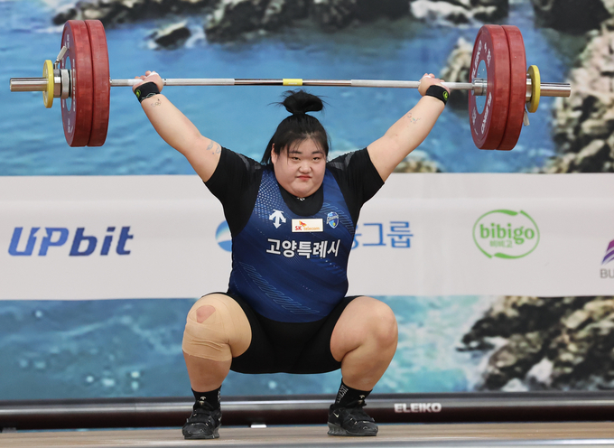 21일 부산시 남구 국민체육센터 2관에서 열린 '제106회 전국체육대회' 5일째 역도 여자일반부 87㎏ 이상급 경기에서 박혜정(고양시청)이 인상 3차 시기에서 123kg을 들어 올리고 있다. (사진=연합뉴스)