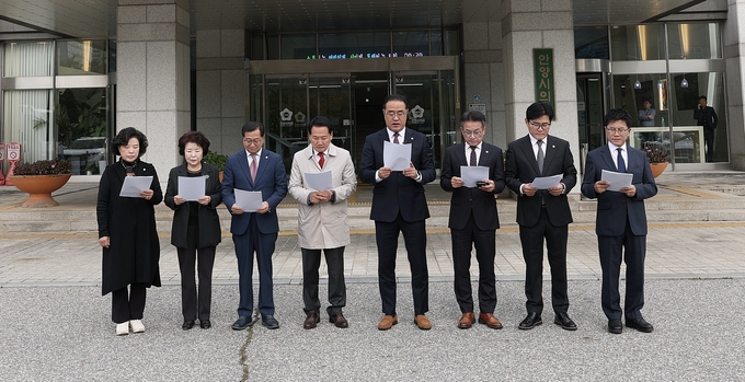 안양시의회 국민의힘 의원들이 21일 시의회 앞에서 기자회견을 하고 있다. (사진=안양시의회 국민의힘 제공)