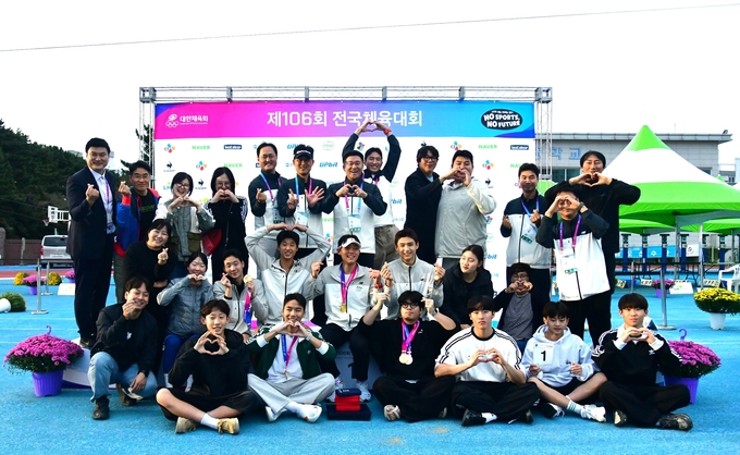 21일 부산체고 운동장에서 열린 '제106회 전국체육대회' 근대5종 종목 마지막 날 우승을 차지한 경기도 선수단이 기념사진을 찍고 있다. (사진=경기도근대5종연맹 제공)