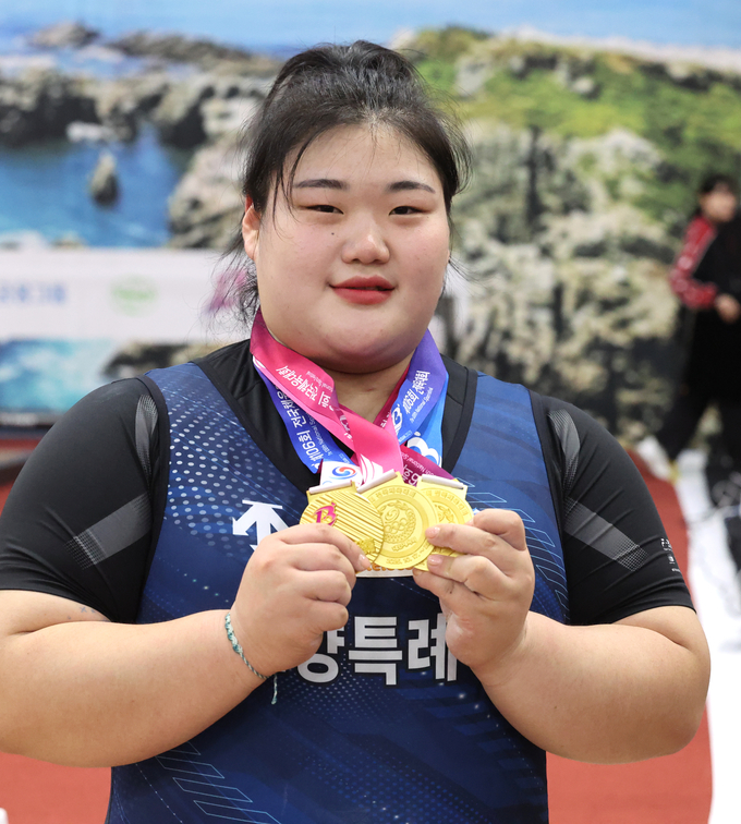 21일 부산시 남구 국민체육센터 2관에서 열린 '제106회 전국체육대회' 5일째 역도 여자일반부 87㎏ 이상급에서 3관왕에 오른 박혜정(고양시청)이 기념사진을 찍고 있다. (사진=연합뉴스)