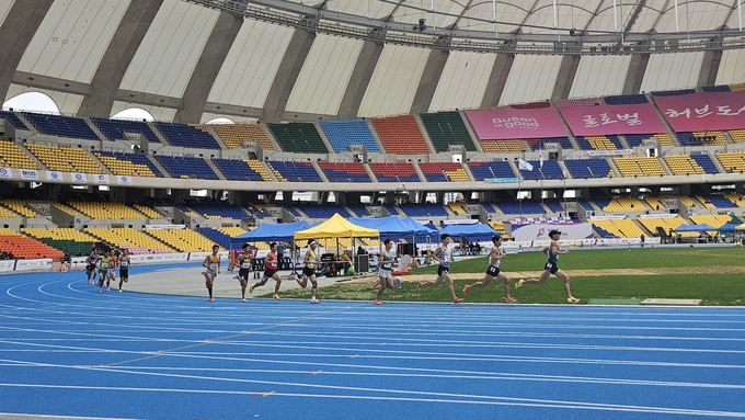 21일 부산아시아드경기장에서 열린 '제106회 전국체육대회' 5일째 육상 남자 18세 이하부 1500m 결승전 경기 모습. (사진=유창현 기자)