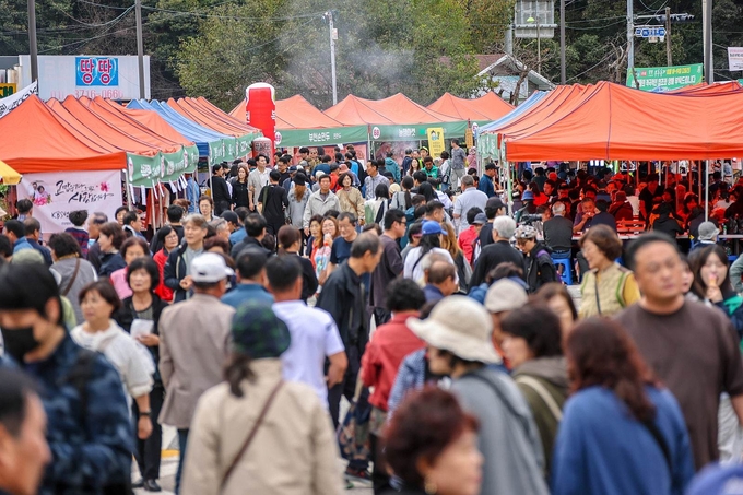 제6회 양평부추 축제 현장이 인파로 북적인다. (사진=양평군 제공)