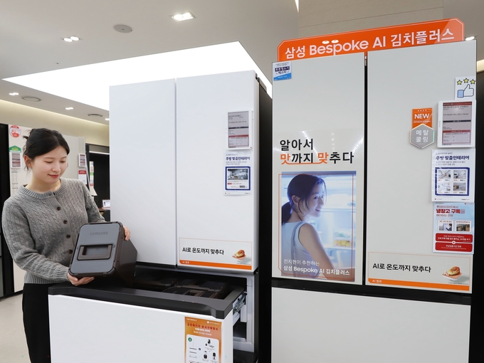 롯데하이마트가 김장철을 앞두고 전국 310여 개 매장에서 삼성전자와 LG전자 김치냉장고 신제품을 중심으로 다양한 할인 행사를 진행한다. (사진=롯데하이마트 제공)