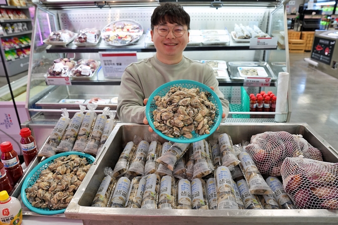 지난 21일 서울시 송파구에 위치한 롯데마트 제타플렉스 잠실점 수산 코너에서 생굴을 홍보하고 있다. (사진=롯데마트 제공)