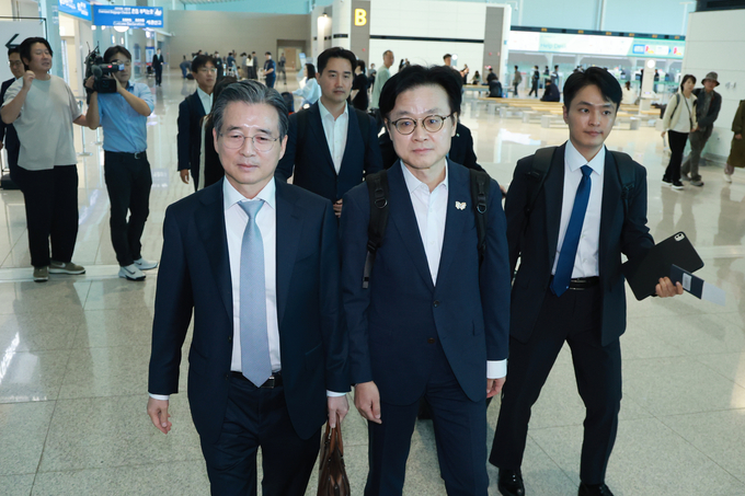 한미 관세 협상 후속 논의와 관련, 하워드 러트닉 미국 상무부 장관과 협상할 예정인 김용범 대통령실 정책실장과 김정관 산업통상부 장관이 지난 16일 인천국제공항 제2여객터미널을 통해 미국 워싱턴DC로 출국하고 있다. (사진=연합뉴스 제공)