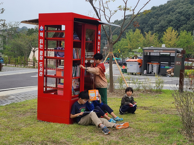 성남 분당 율동공원 오토 캠핑장 내 책읽는 광장 도서관. (사진=성남시 제공)