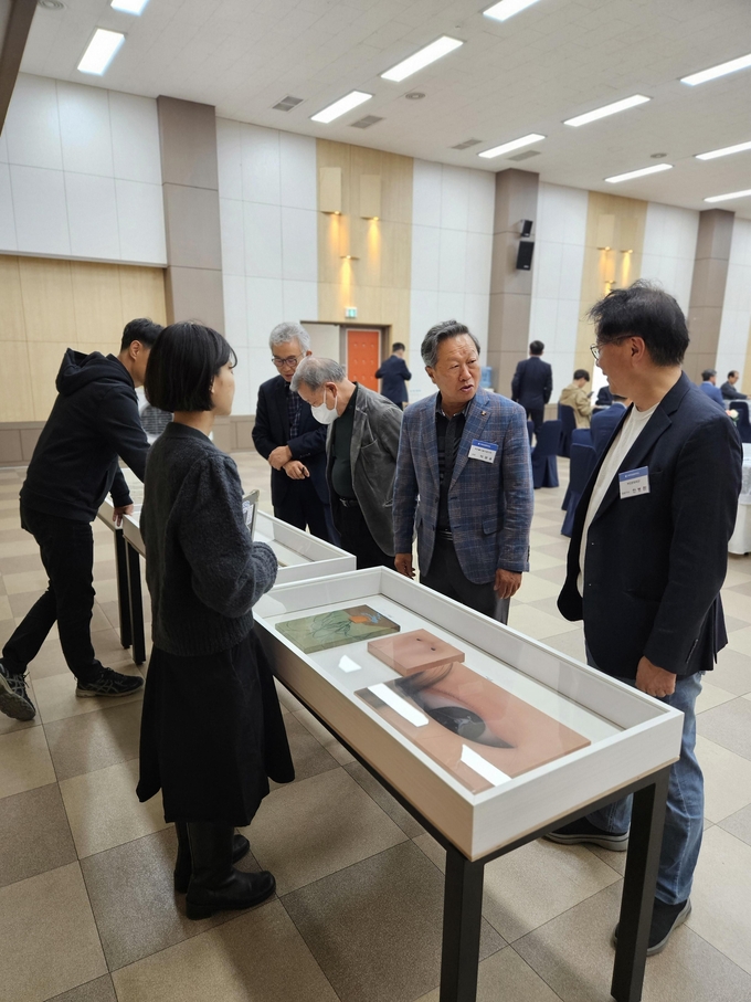 기업 임원들이 전시를 감상하고 있다. (사진=부천문화재단 제공)
