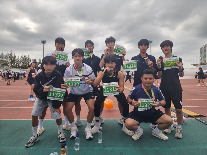 오산중학교,선생과 교사가 함께하는 건강한 소통 방과후 활동. (사진=오산중학교가 방과후 자전거 여행과 마라톤 대회로 건강한 도전을 이어가고 있다. (사진=오산중학교 제공)